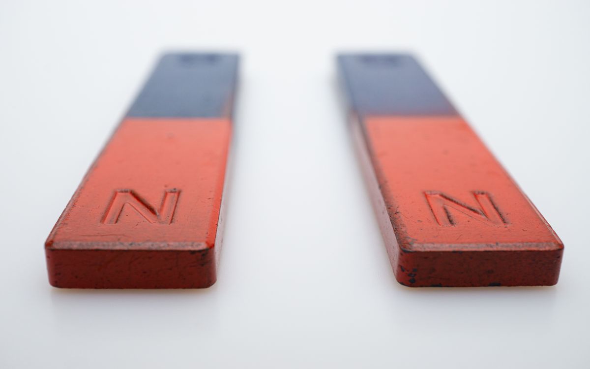 Annotated symmetric grid showing Vaaka's equal column widths, 48px gutter, and generous section spacing